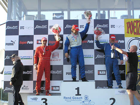 ...og bagefter var der medaljer og champagne. Thue som etter, Carsten Rasmussen som toer og Ole Eberhard som treer.
